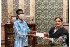 Smt Alka Bangur of AIMMS presenting a cheque to Saroj Gupta Cancer Centre and Research Institute towards cost of two multipara monitors and one ECG machine