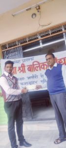 🙏AIMMS Representative handing over a cheque of One lakh to representative of Vidhya Shree Balika Vidyalaya Didwana (Rajasthan) 